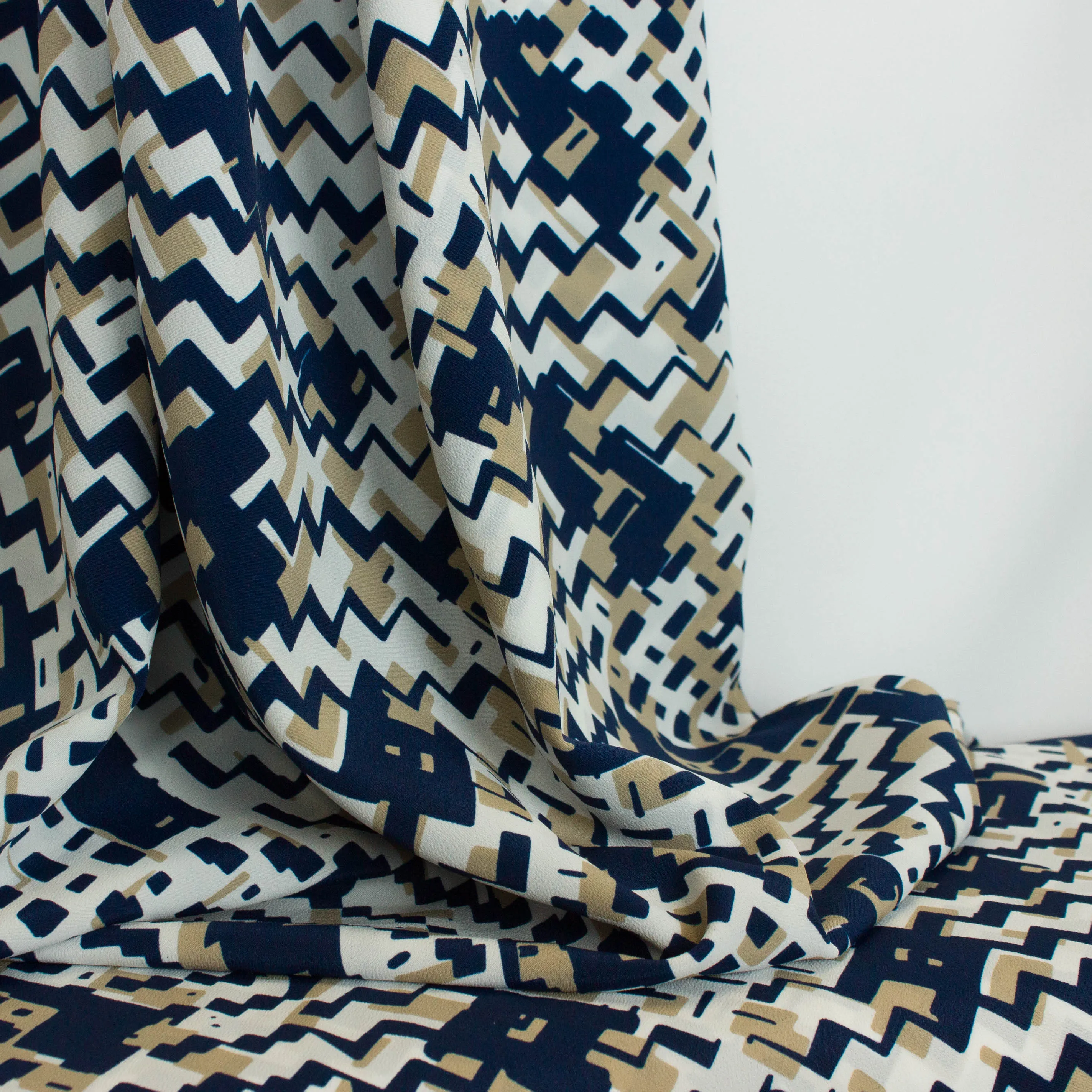 Crêpe wit met beige-donkerblauw patroon